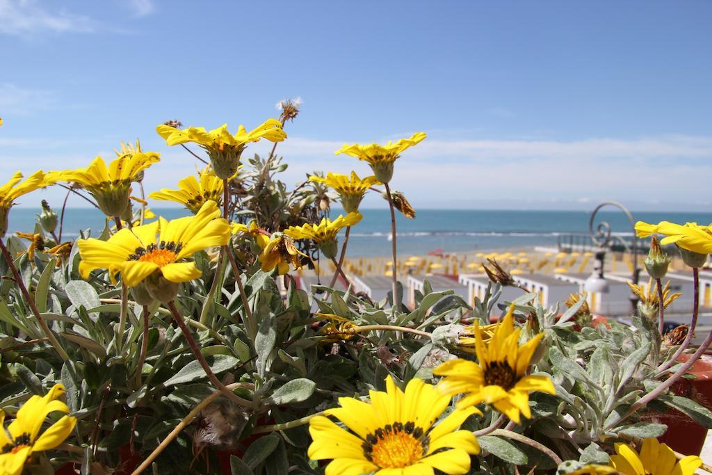 Hotel Tirrenia Lido di Ostia Exterior foto